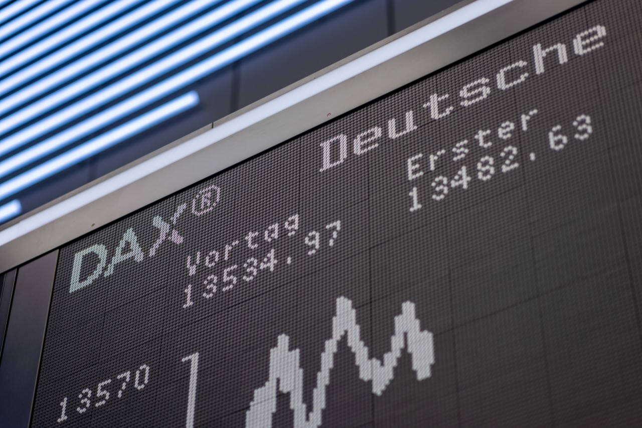 Screens in front of DAX chart (landscape)